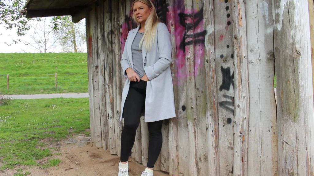 sexy foto nr. 3 von BIBI allein unterwegs! Orgasmus an der Bushaltestelle!!