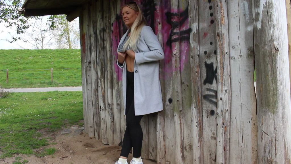 sexy foto nr. 4 von BIBI allein unterwegs! Orgasmus an der Bushaltestelle!!