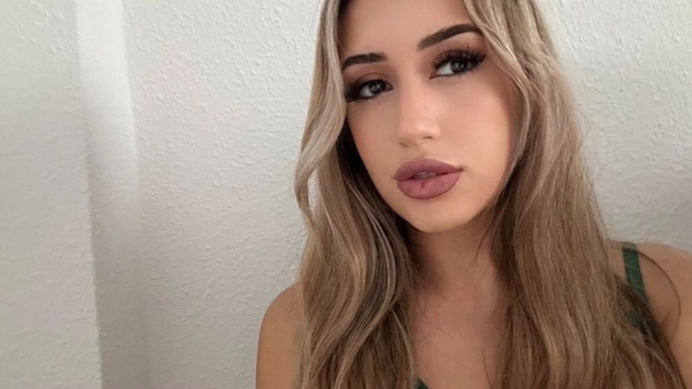 Vorschaubild zum Video „Sloopy Blowjob von Blonder vollbusigen Schlampe“ von Dahliahadid