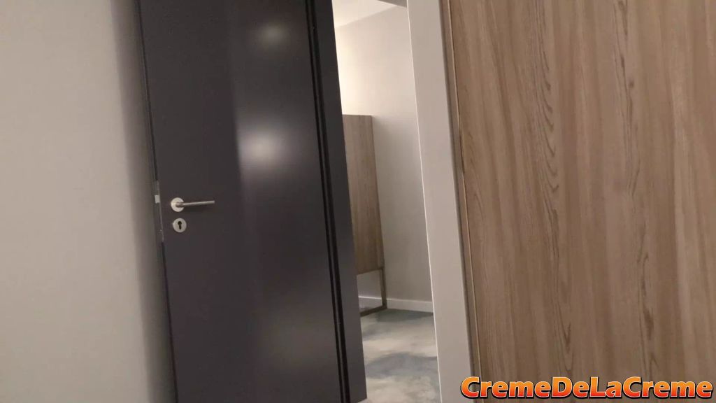 sexy foto nr. 1 von Dienstmädchen überrascht Hotelgast und wird verführt!