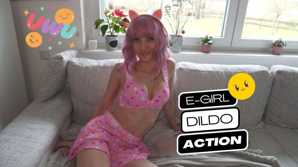 E-Girl besorgt es sich geil auf der Couch