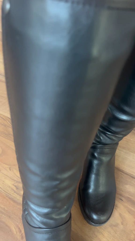 sexy foto nr. 1 von New Video Alert: Hot Lingerie & Sexy Boots!