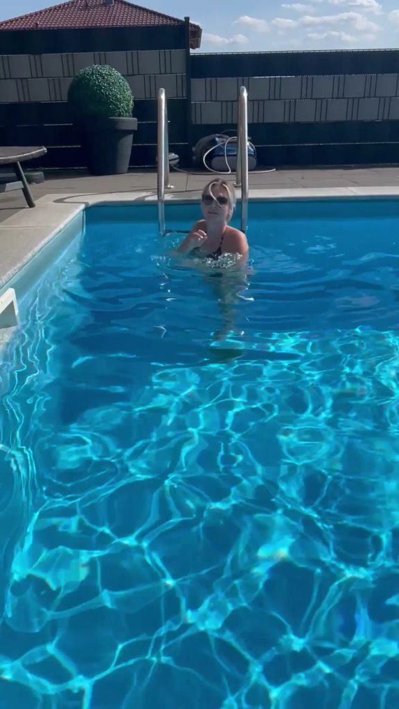 sexy foto nr. 4 von NACKT SCHWIMMEN im POOL!