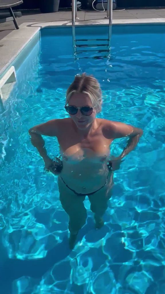 sexy foto nr. 8 von NACKT SCHWIMMEN im POOL!