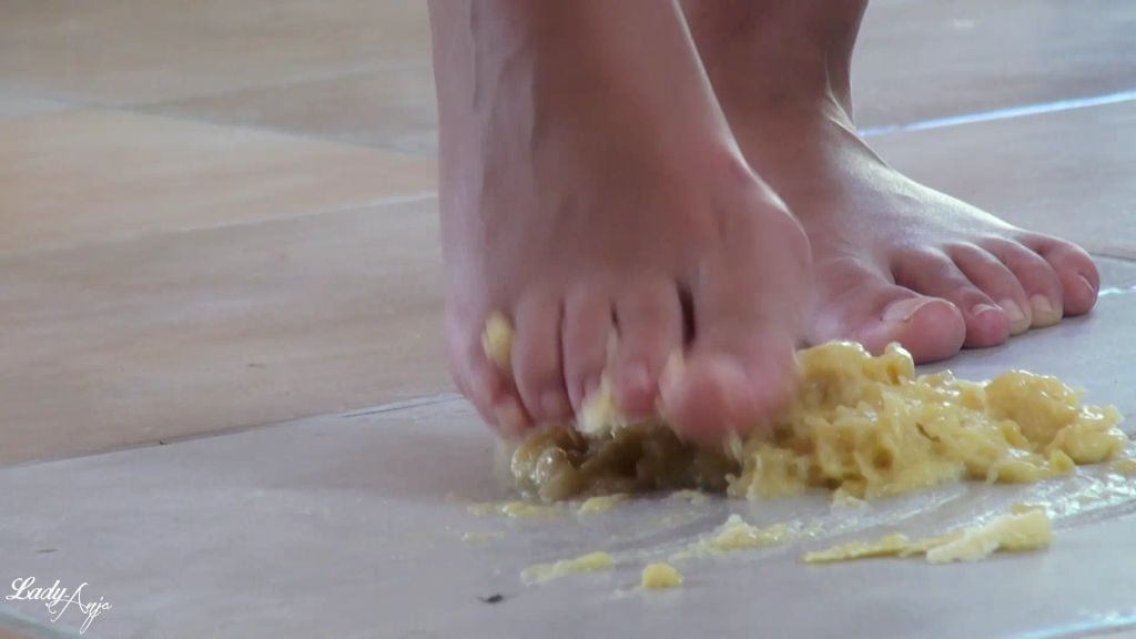 sexy foto nr. 5 von Crushing Fetish! Banane zertreten!