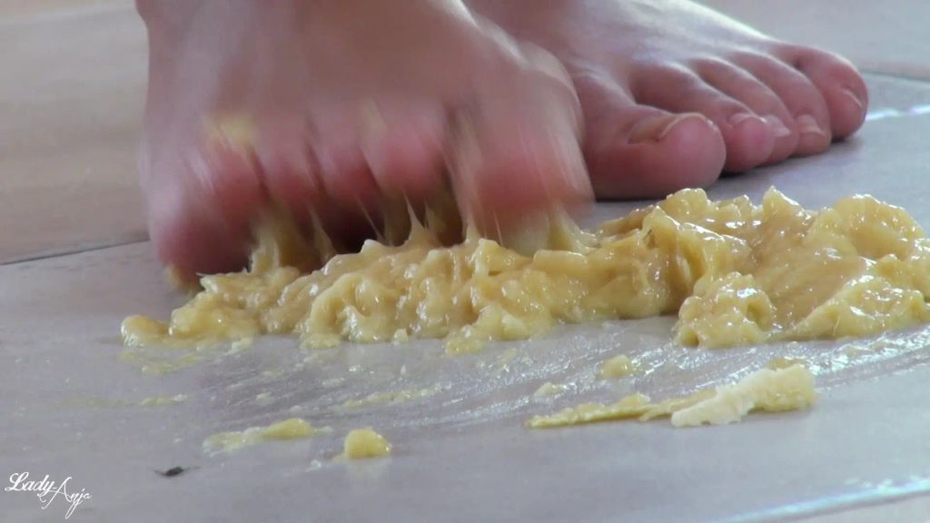 sexy foto nr. 6 von Crushing Fetish! Banane zertreten!