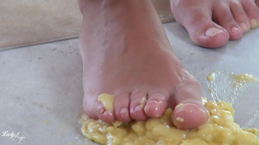 sexy foto nr. 7 von Crushing Fetish! Banane zertreten!