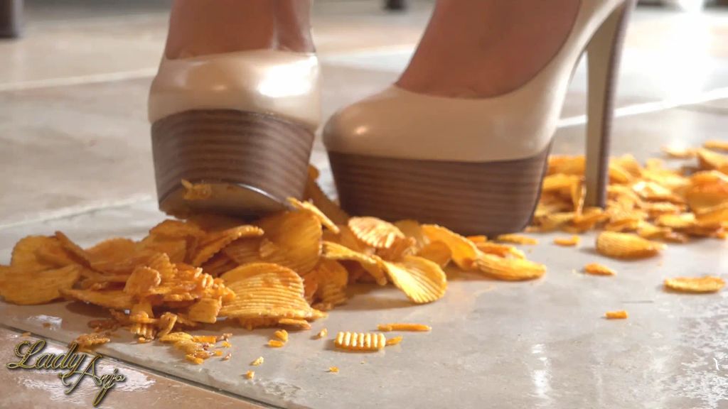 sexy foto nr. 2 von Crush-Fetish - Zertreten mit Heels und Füßen