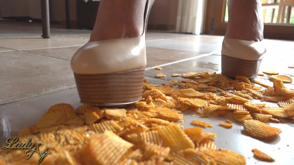 sexy foto nr. 3 von Crush-Fetish - Zertreten mit Heels und Füßen
