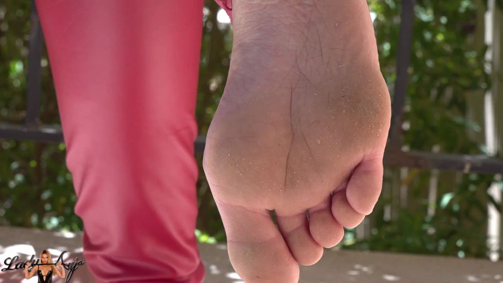 sexy foto nr. 2 von Dreckige Füße! Dreck ablecken und schlucken, Loser!