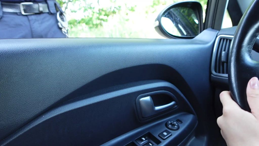 sexy foto nr. 1 von Stop Cop! Public Fick auf der Motorhaube anstatt Strafzettel