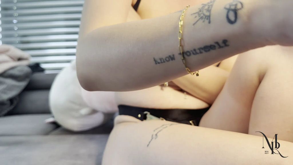 Vorschaubild zum Video „Ich war so Nervös ! Komplette EXTASE in Finger-Show“ von Mia Rey