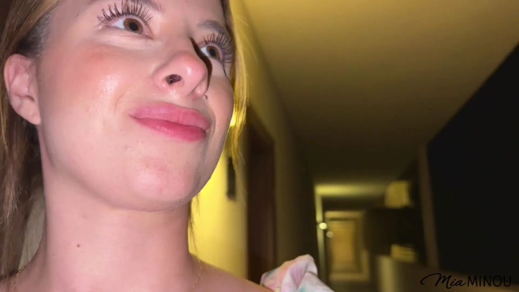 sexy foto nr. 1 von Erwischt im Hotelflur