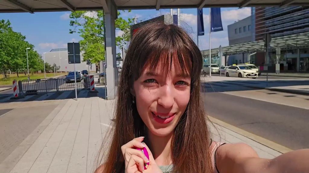 Vorschaubild 1 zum Video „Geht das zu weit? In Taxi heimlich selbst besorgt!“