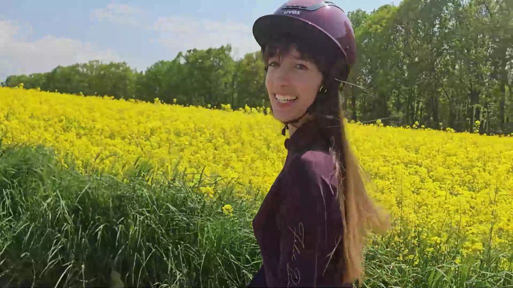 Vorschaubild zum Video „Pferdemädchen in Not! Hat er mich ausgenutzt?“ von Laylavon Hohensee