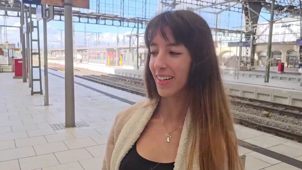 Vorschaubild 1 zum Video „Wenn das SEINE ELTERN sehen! Vom dreisten Fan erkannt“