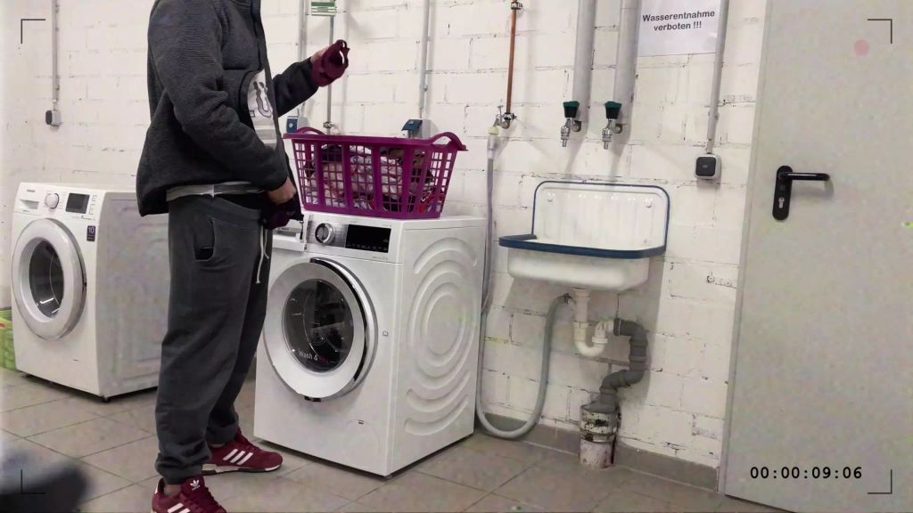 Vorschaubild 2 zum Video „Die perverse Sau! Wieso tut er das? Nachbar und meine Wäsche“