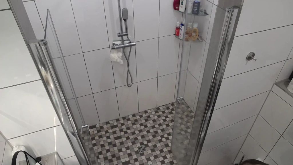 sexy foto nr. 9 von Heimlich in der Dusche gefilmt worden
