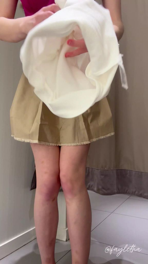 sexy foto nr. 3 von Süße Tenny Maus befriedigt sich in der Umkleidekabine!
