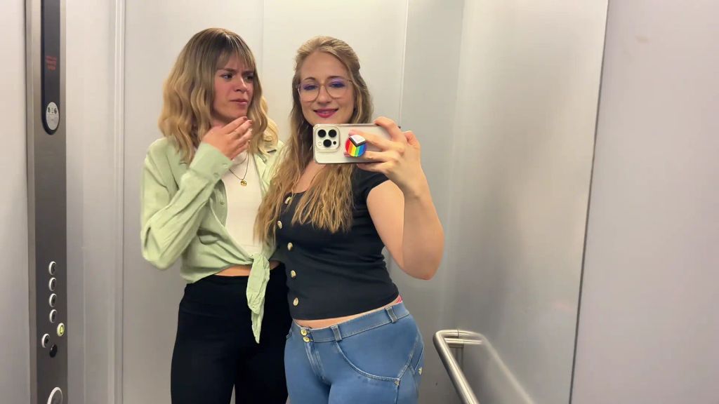 sexy foto nr. 1 von Hab ich sie verführt? Ihr erstes Mal mit einer Frau