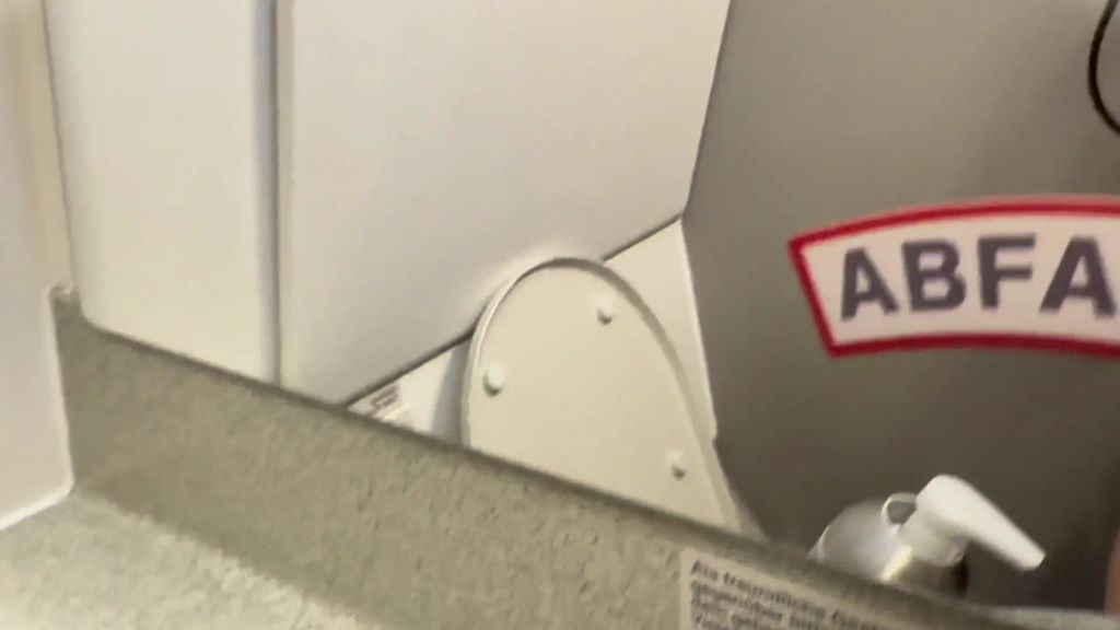 Vorschaubild 2 zum Video „Hättest du dich das getraut? Im VOLLEN Flugzeug gefingert!“
