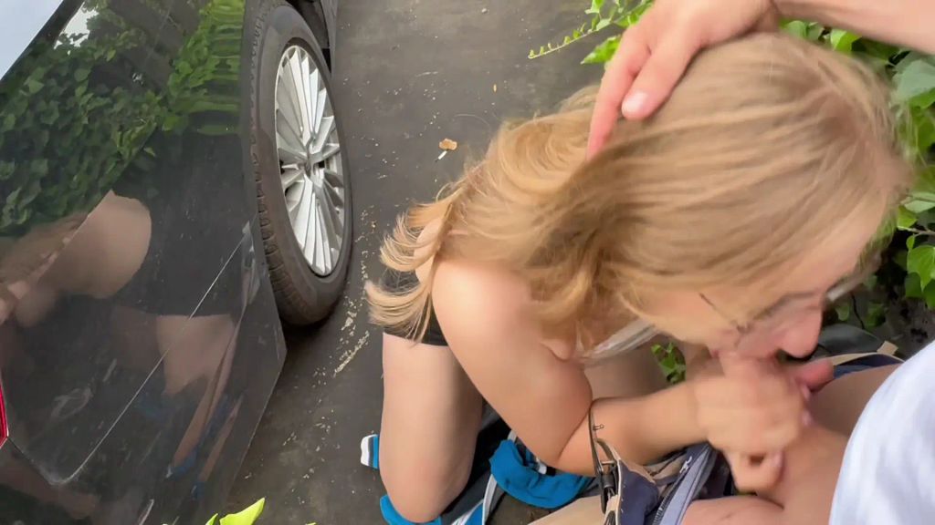 Vorschaubild 8 zum Video „Sloppy Public Deepthroat - er fickt meinen Hals ohne Gnade“