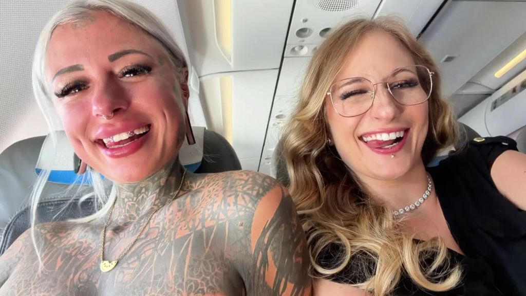 Vorschaubild 1 zum Video „2 Girls auf der Flugzeug Toilette - was da wohl passiert? 😈“