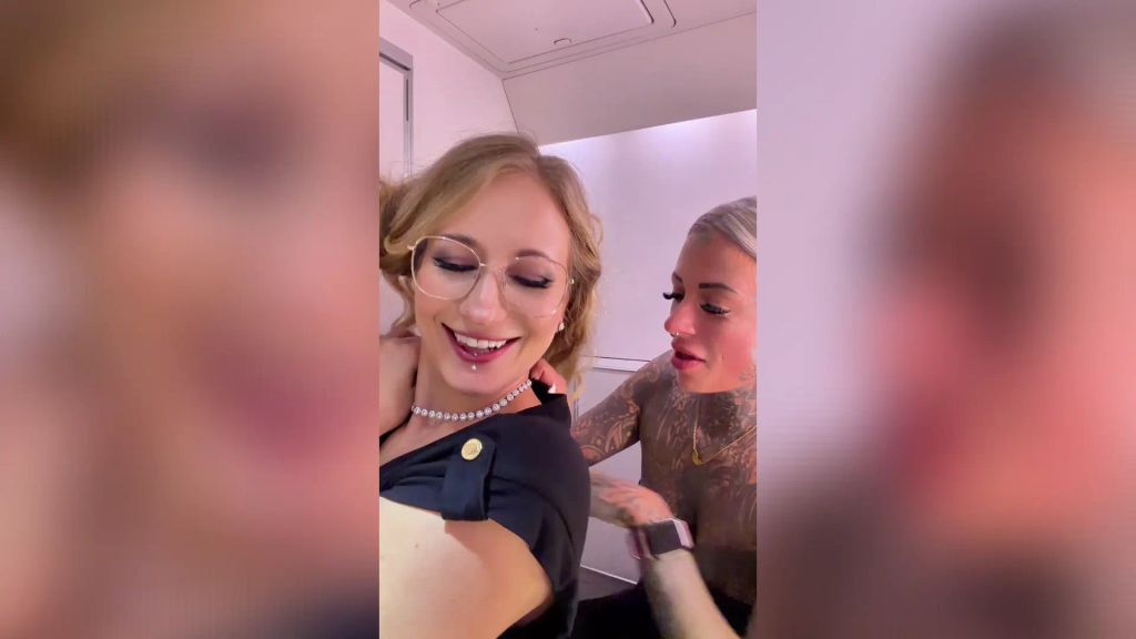 Vorschaubild 3 zum Video „2 Girls auf der Flugzeug Toilette - was da wohl passiert? 😈“