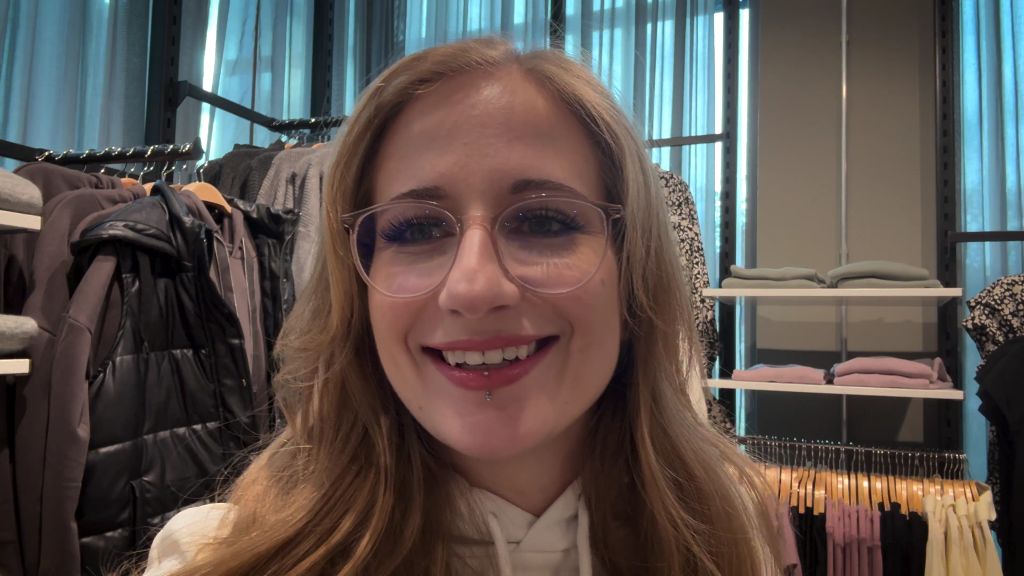 sexy foto nr. 1 von Gehe ich jetzt zu weit? Beim shoppen dreist selbst besorgt!