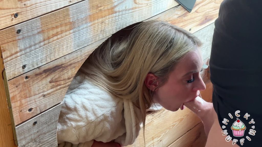 sexy foto nr. 3 von Mein erstes Mal in einer Fickbox