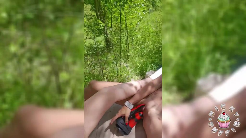 sexy foto nr. 8 von Nackt und geil! Lesbenfick im Wald
