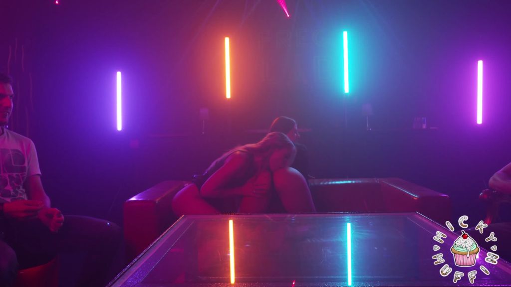 sexy foto nr. 3 von So wird gefeiert! Vierer Clubfick