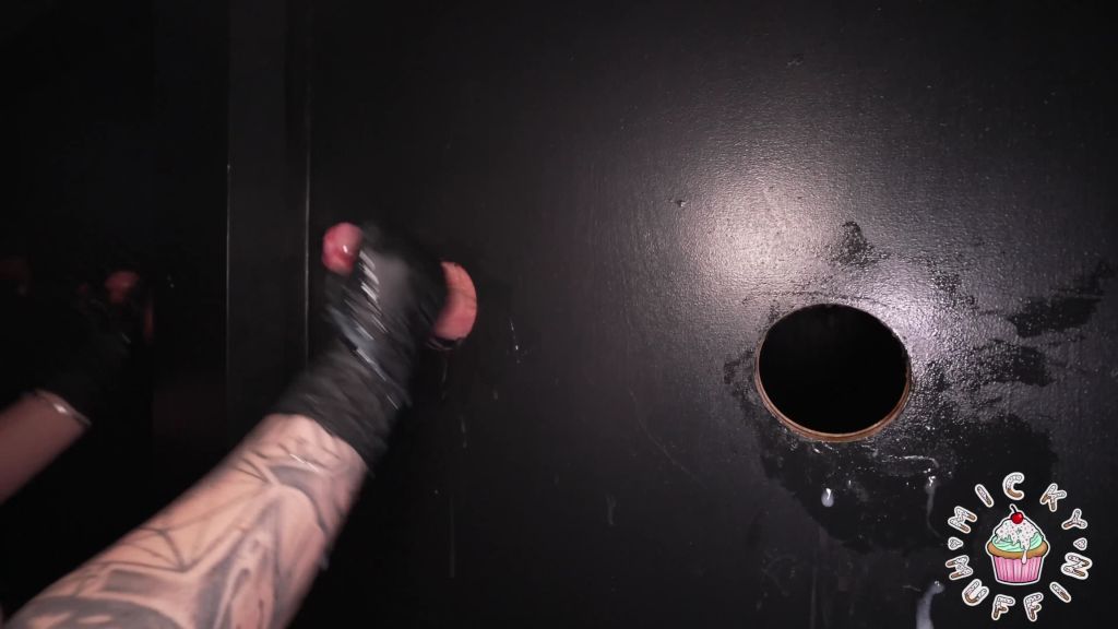 sexy foto nr. 5 von Im Gloryhole abgemolken und vollgesquirtet!