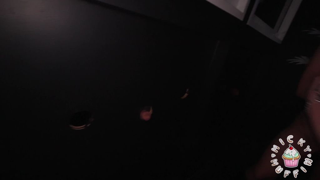 Im Gloryhole abgemolken und vollgesquirtet!