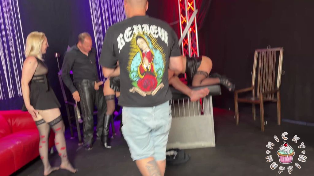Vorschaubild 4 zum Video „BEHIND THE SCENES beim Dreh im Swingerclub“