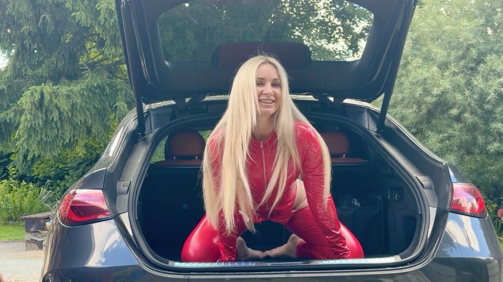 sexy foto nr. 1 von Vollausstattung- Fuckdoll im Kofferraum