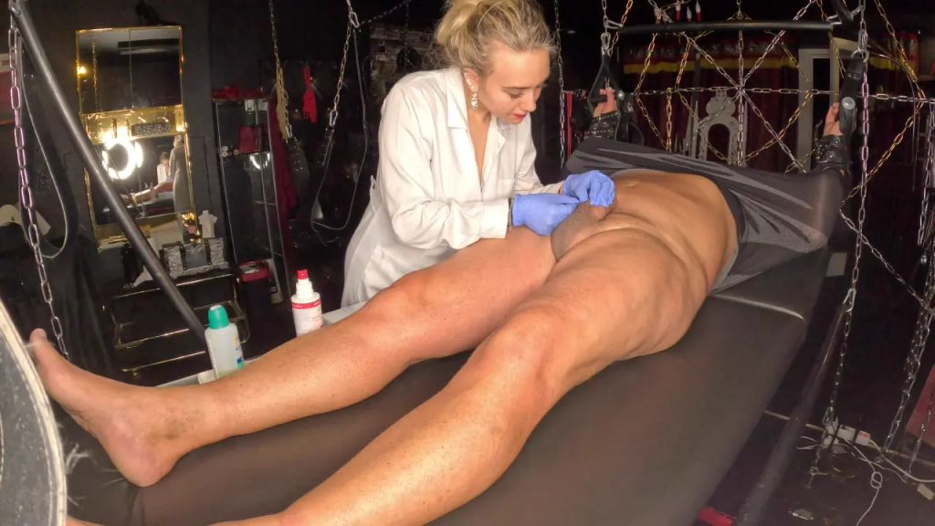 sexy foto nr. 6 von Dr.Herrin Saskia sticht dir ein Piercing!