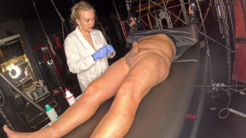 sexy foto nr. 7 von Dr.Herrin Saskia sticht dir ein Piercing!