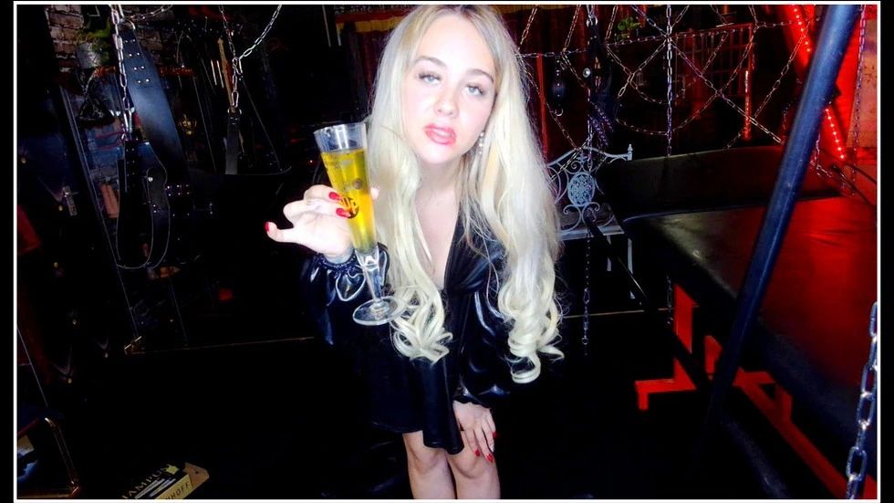 sexy foto nr. 9 von Guten Appetit! Trink meinen köstlichen Sekt.