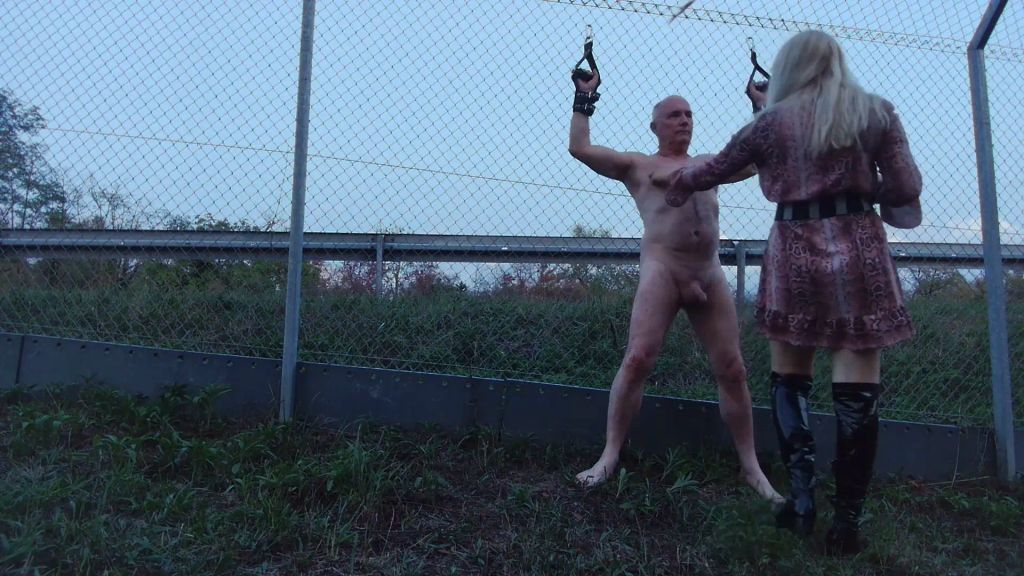 sexy foto nr. 1 von (Outdoor )Herrin wachst deine Brustwarzen am Autobahnzaun
