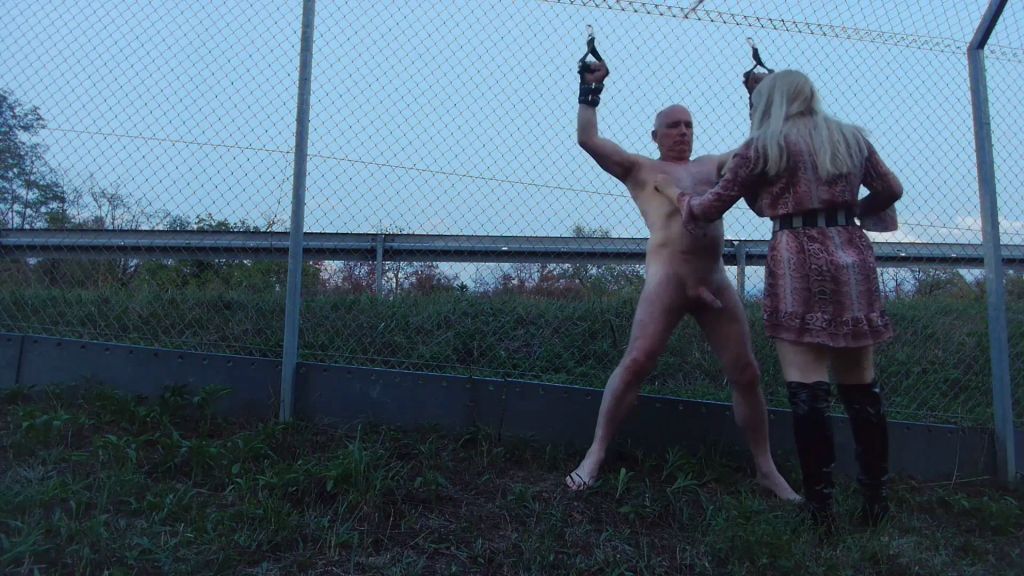 sexy foto nr. 4 von (Outdoor )Herrin wachst deine Brustwarzen am Autobahnzaun