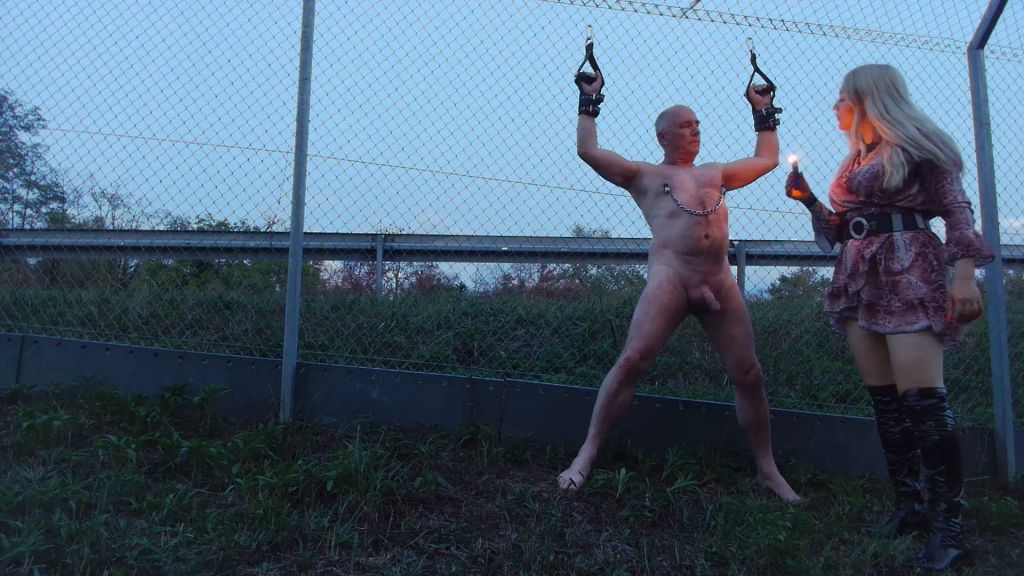 sexy foto nr. 6 von (Outdoor )Herrin wachst deine Brustwarzen am Autobahnzaun