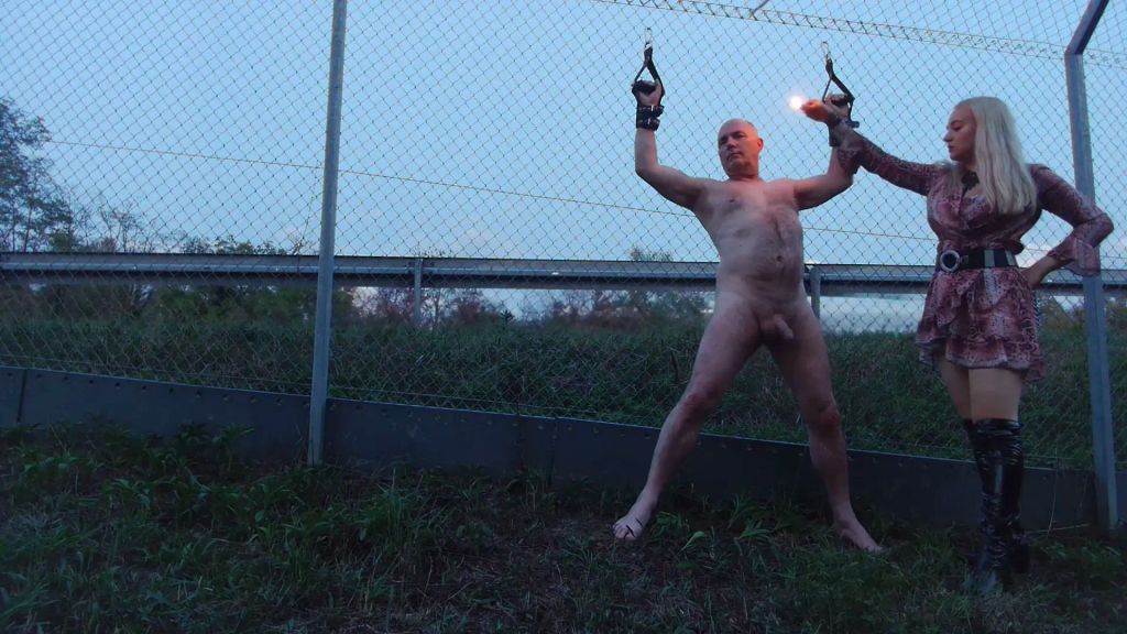 sexy foto nr. 7 von (Outdoor )Herrin wachst deine Brustwarzen am Autobahnzaun