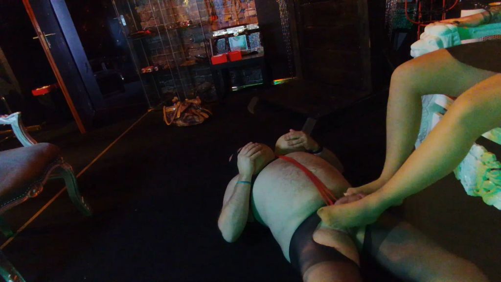 sexy foto nr. 8 von Nylon-Herrin gibt ihrem Fußabtreter ein Footjob!