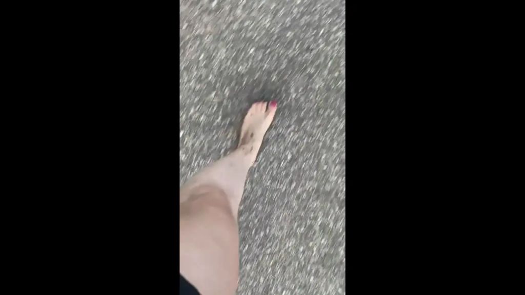 sexy foto nr. 3 von IIch wasche meine dreckigen Füße nach der Waldwanderung!