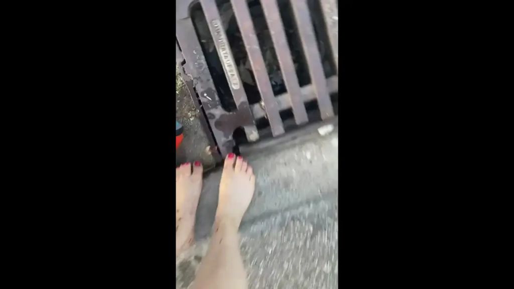 sexy foto nr. 4 von IIch wasche meine dreckigen Füße nach der Waldwanderung!