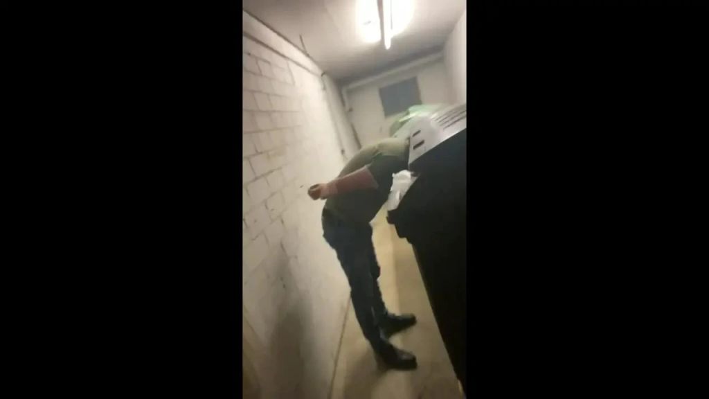 sexy foto nr. 10 von Die Mülltonne ist dein neues Zuhause!