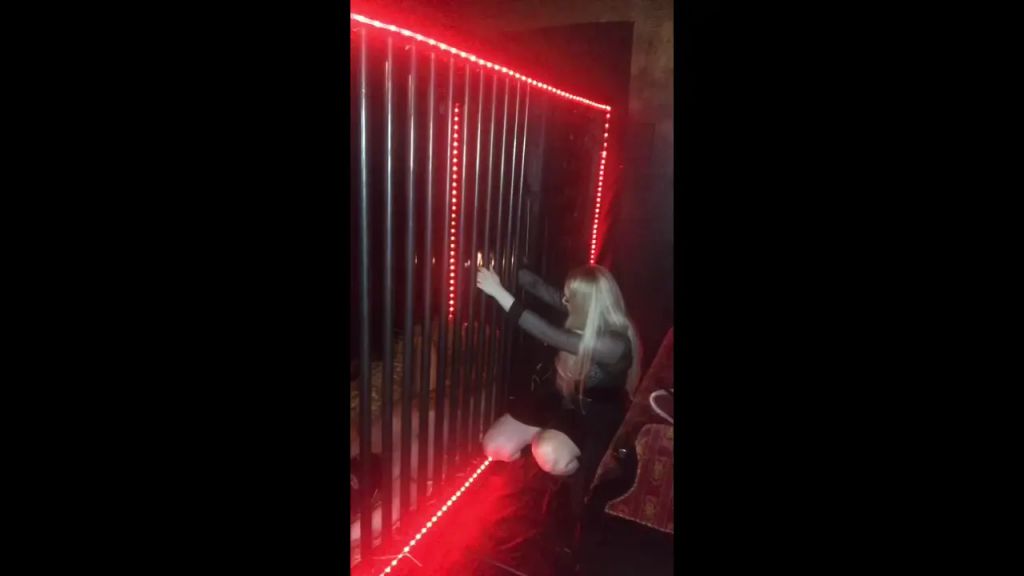 sexy foto nr. 5 von Sklave im XXL-Käfig wird zugewachst!