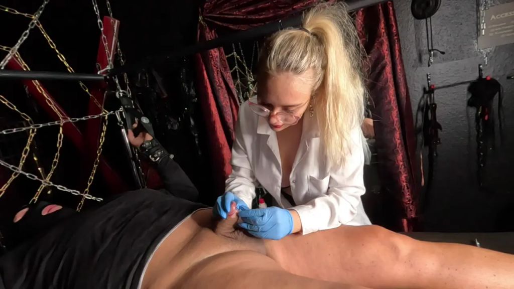 sexy foto nr. 5 von DR.Mistress Saskia stricht dir mehrere Piercings!