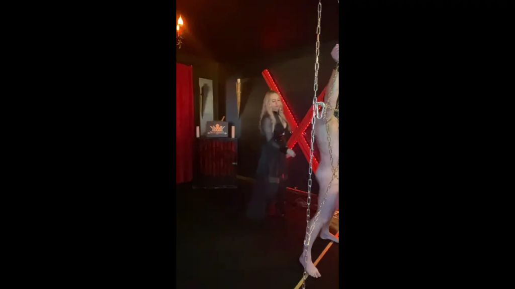 sexy foto nr. 2 von Sklave wird am Spinnennetz aufgepeitscht!